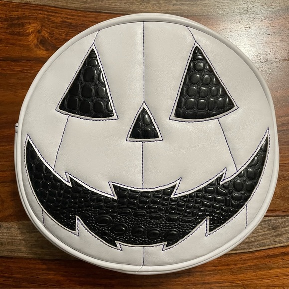 LOVE PAIN AND STITCHES BAG - Picture 2 of 5